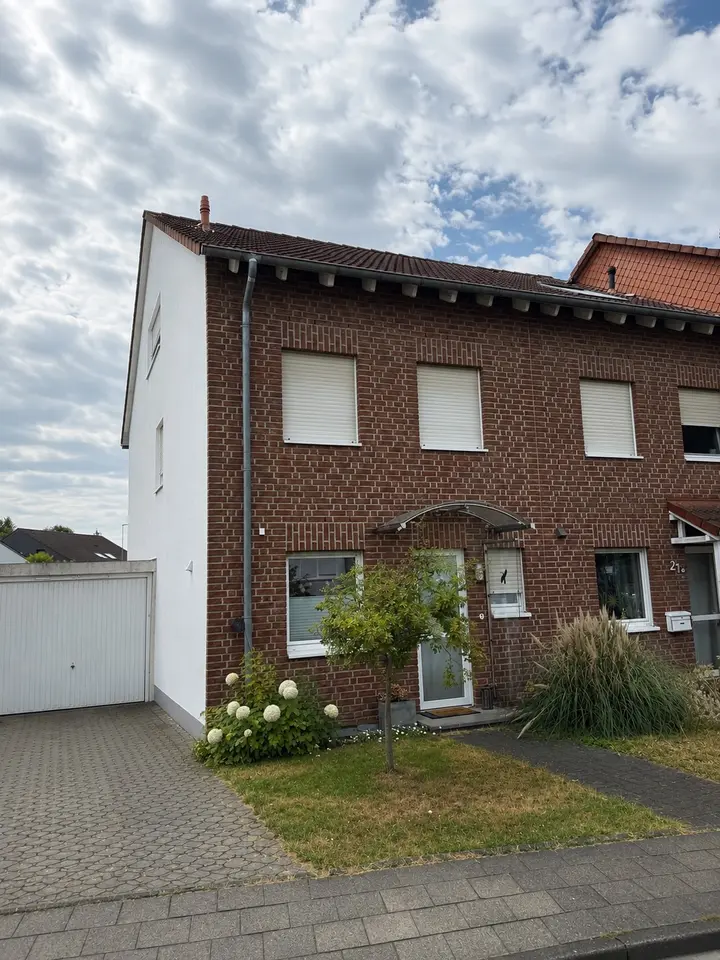 5 room house with 130 m² in Dormagen – Photo 1