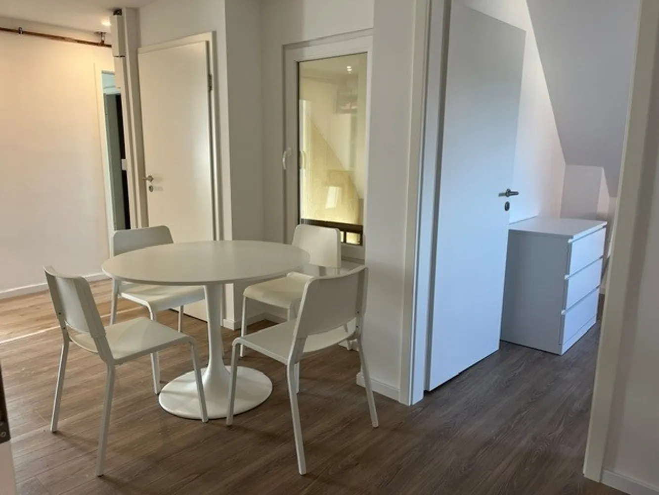 4 Zimmer Wohnung mit 10 m² in Stuttgart – Bild 2