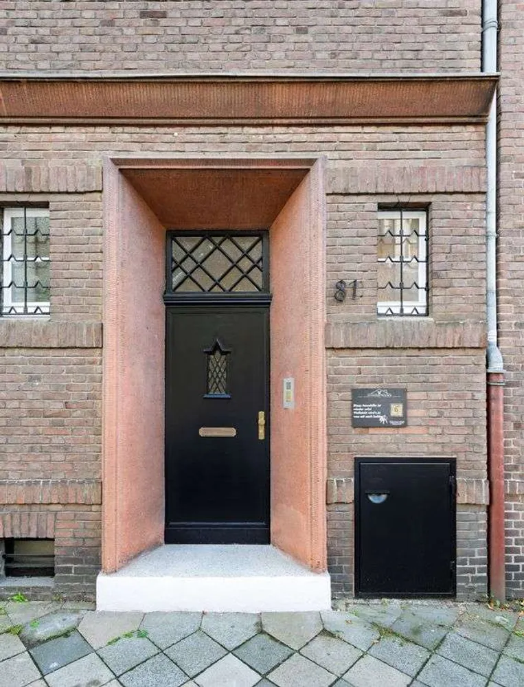 8 Zimmer Wohnung mit 323 m² in Düsseldorf – Bild 2