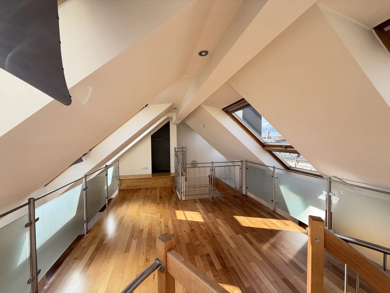 2 Zimmer Wohnung mit 92 m² in München – Bild 12