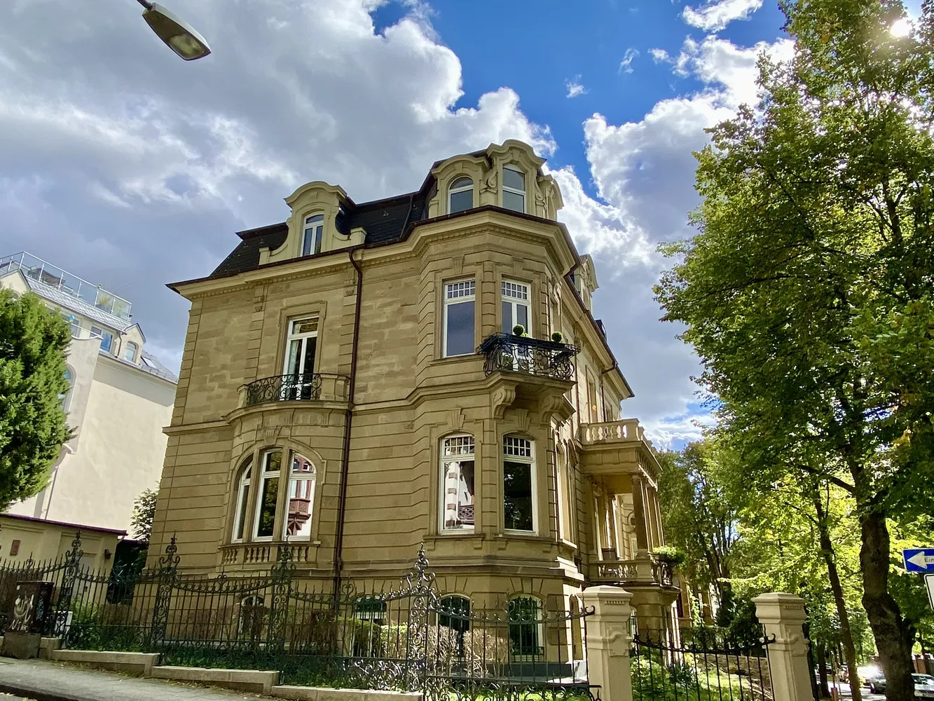 6 Zimmer Wohnung mit 150 m² in Wiesbaden – Bild 2