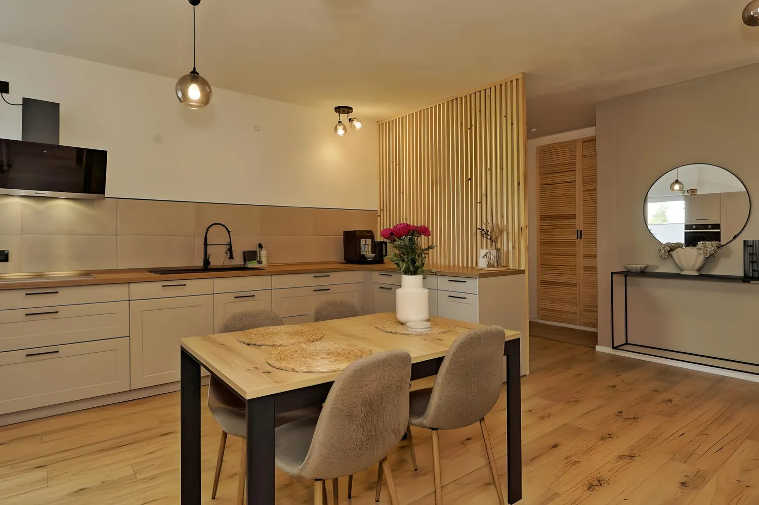 8 Zimmer Wohnung mit 215 m² in Duisburg – Bild 1