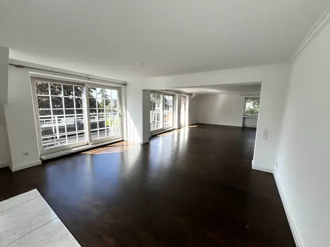 6 Zimmer Wohnung mit 201 m² in Düsseldorf – Bild 2