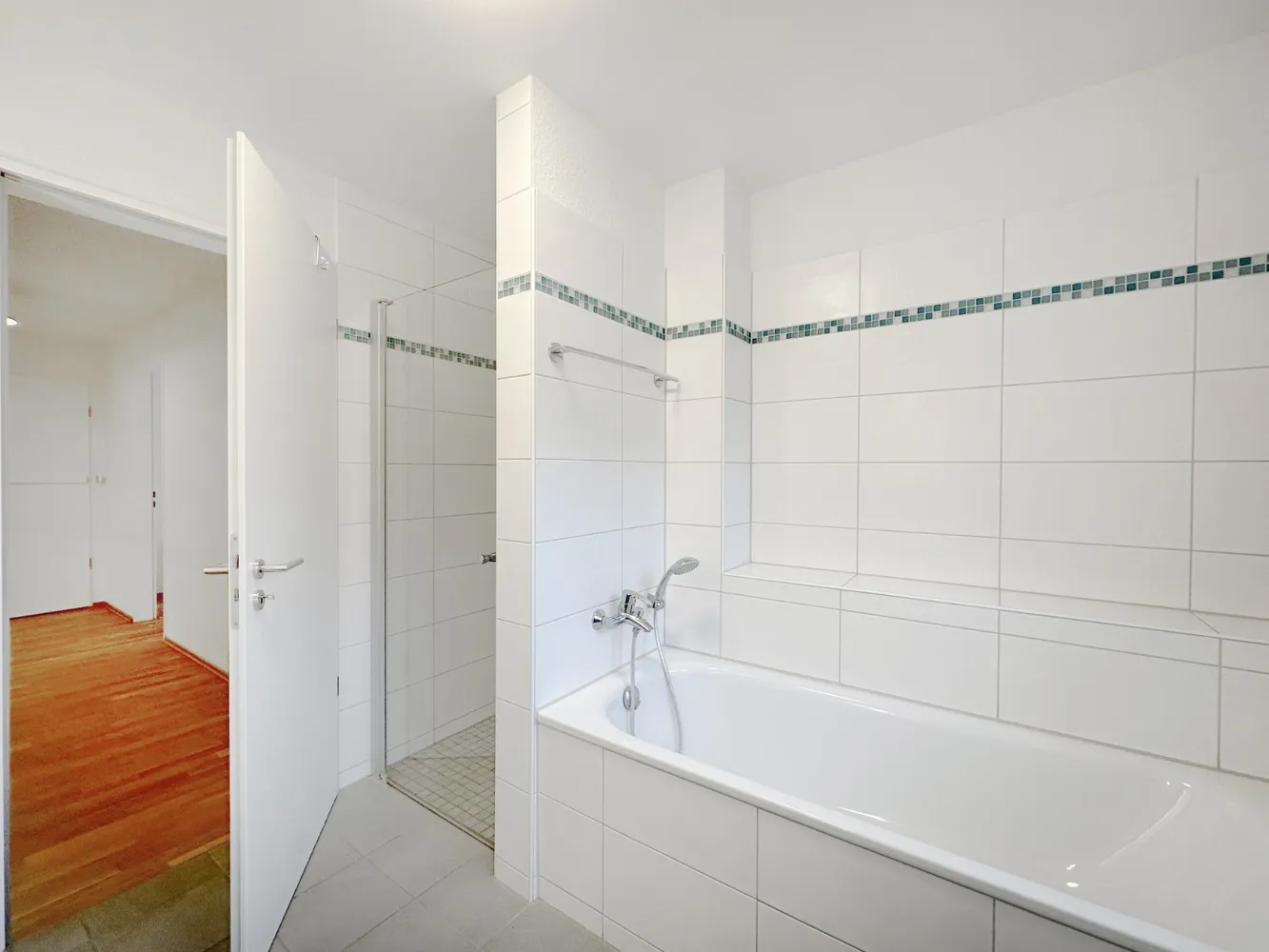 3 Zimmer Wohnung mit 99 m² in Düsseldorf – Bild 3