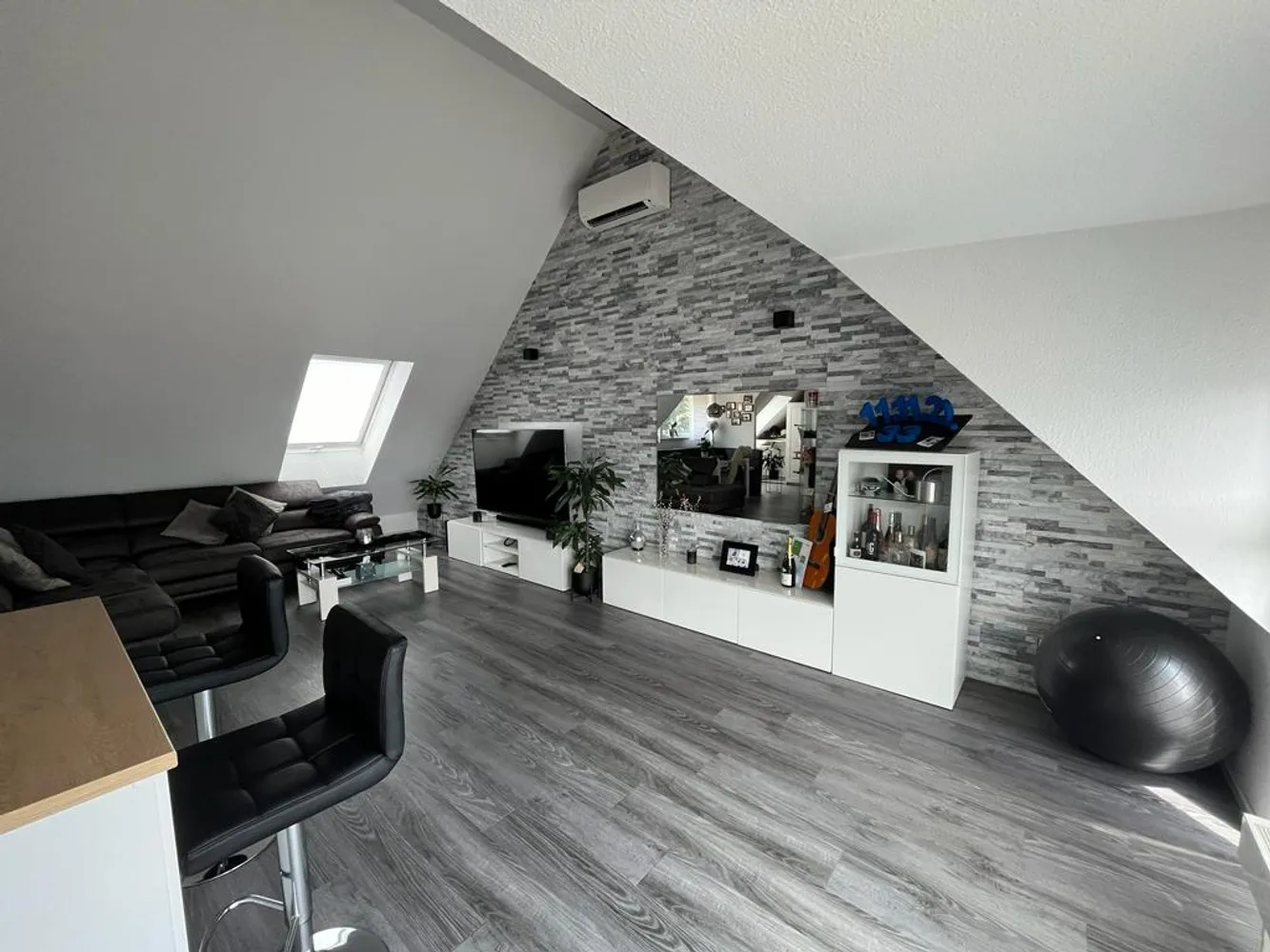 2 Zimmer Wohnung mit 77 m² in Stuttgart – Bild 2