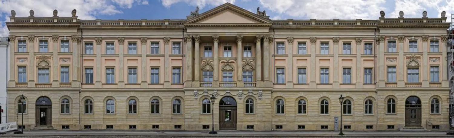 7 Zimmer Wohnung mit 390 m² in Potsdam – Bild 1