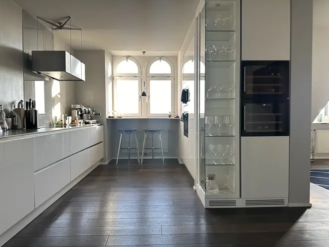 6 Zimmer Wohnung mit 200 m² in Wiesbaden – Bild 1