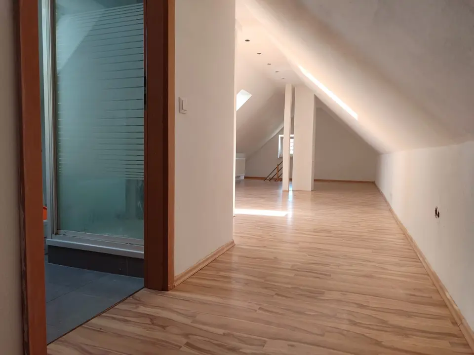 6 Zimmer Wohnung mit 140 m² in Kassel – Bild 2