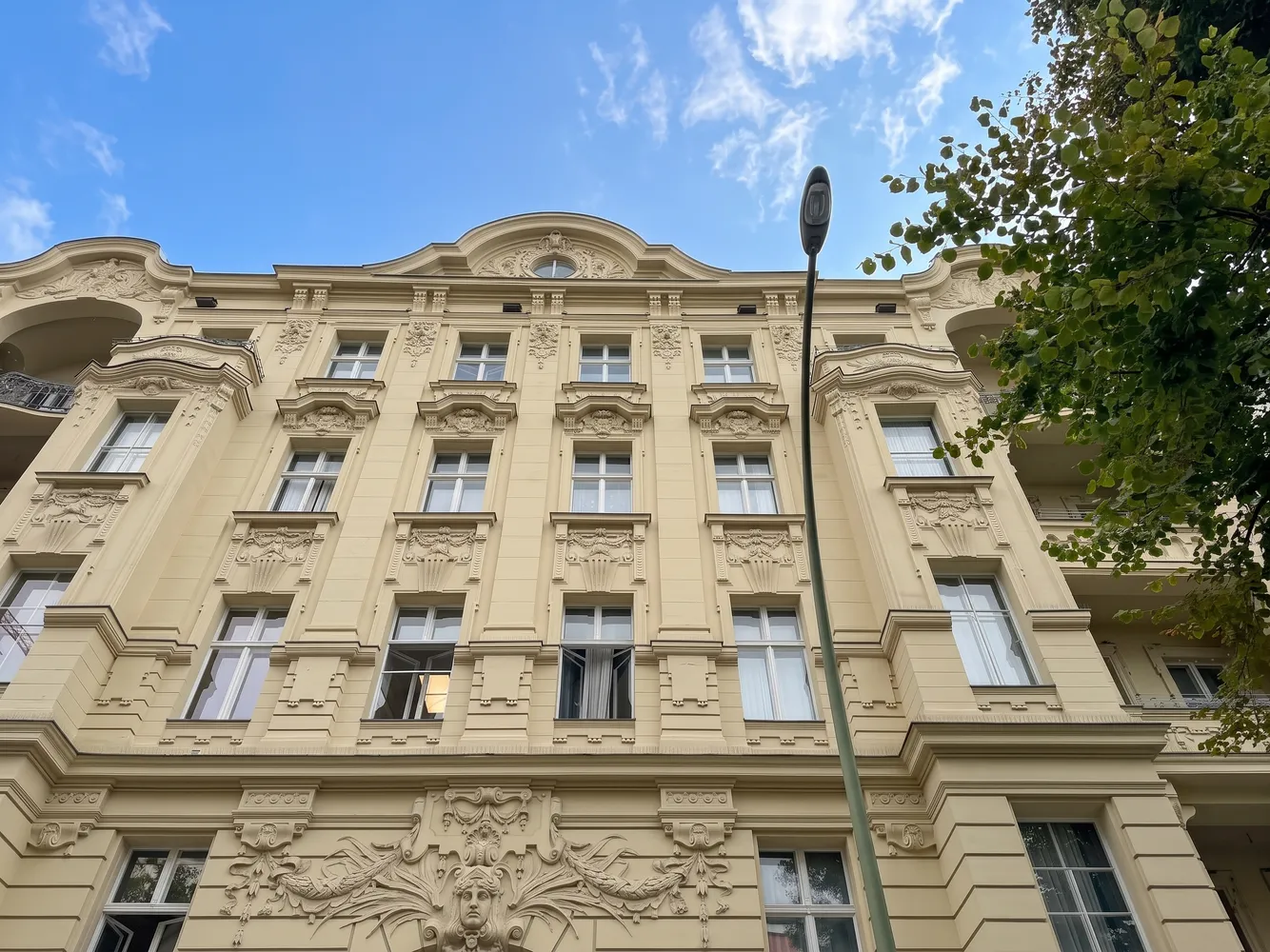 2 Zimmer Wohnung mit 77 m² in Berlin – Bild 1