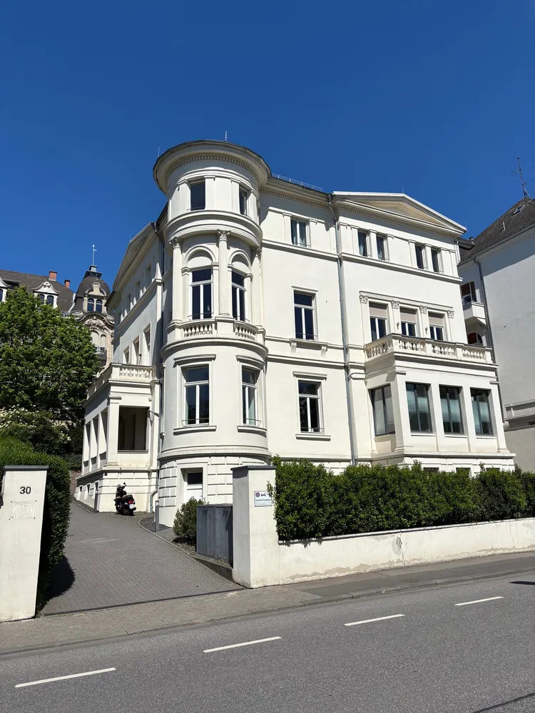 5 Zimmer Wohnung mit 199 m² in Wiesbaden – Bild 1