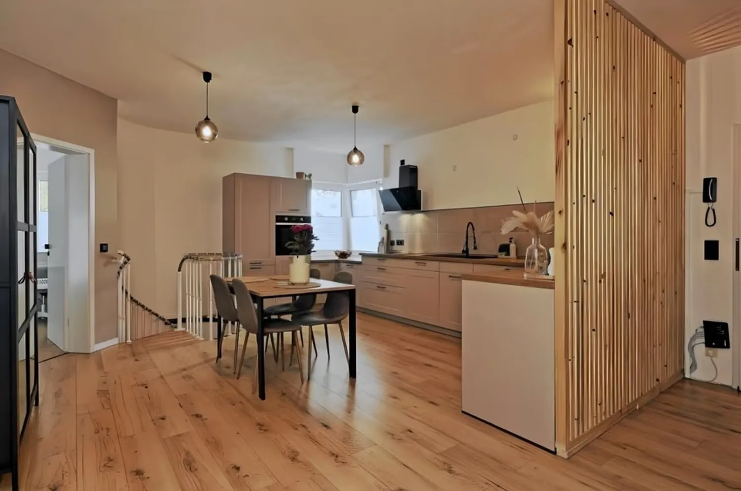 7 Zimmer Wohnung mit 215 m² in Duisburg – Bild 8