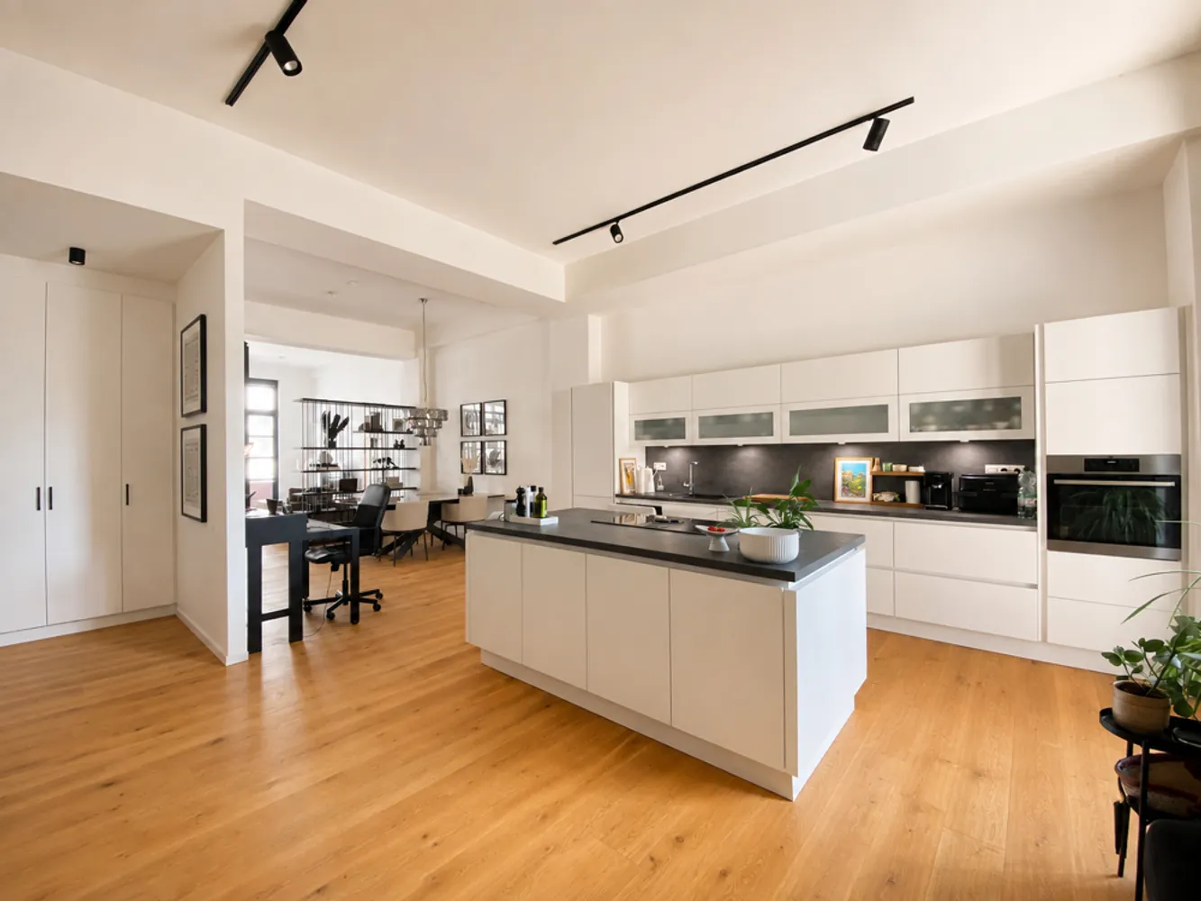 2 Zimmer Wohnung mit 102 m² in Frankfurt am Main – Bild 1
