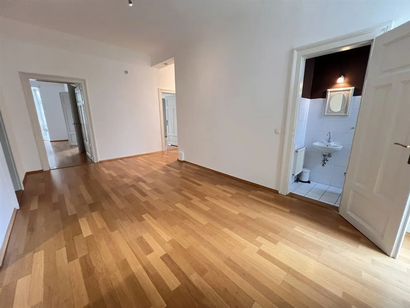 6 Zimmer Wohnung mit 200 m² in Nürnberg – Bild 12