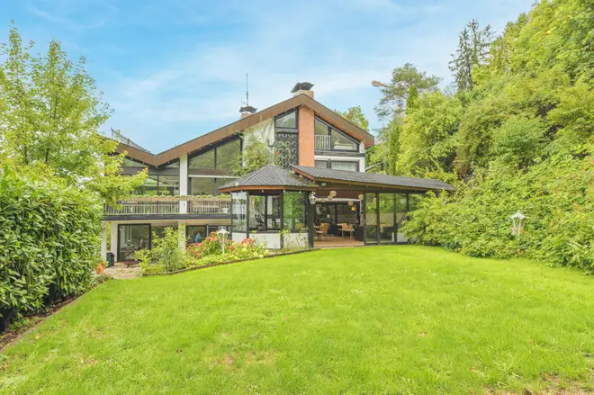 8 Zimmer Haus mit 393 m² in Stuttgart – Bild 1