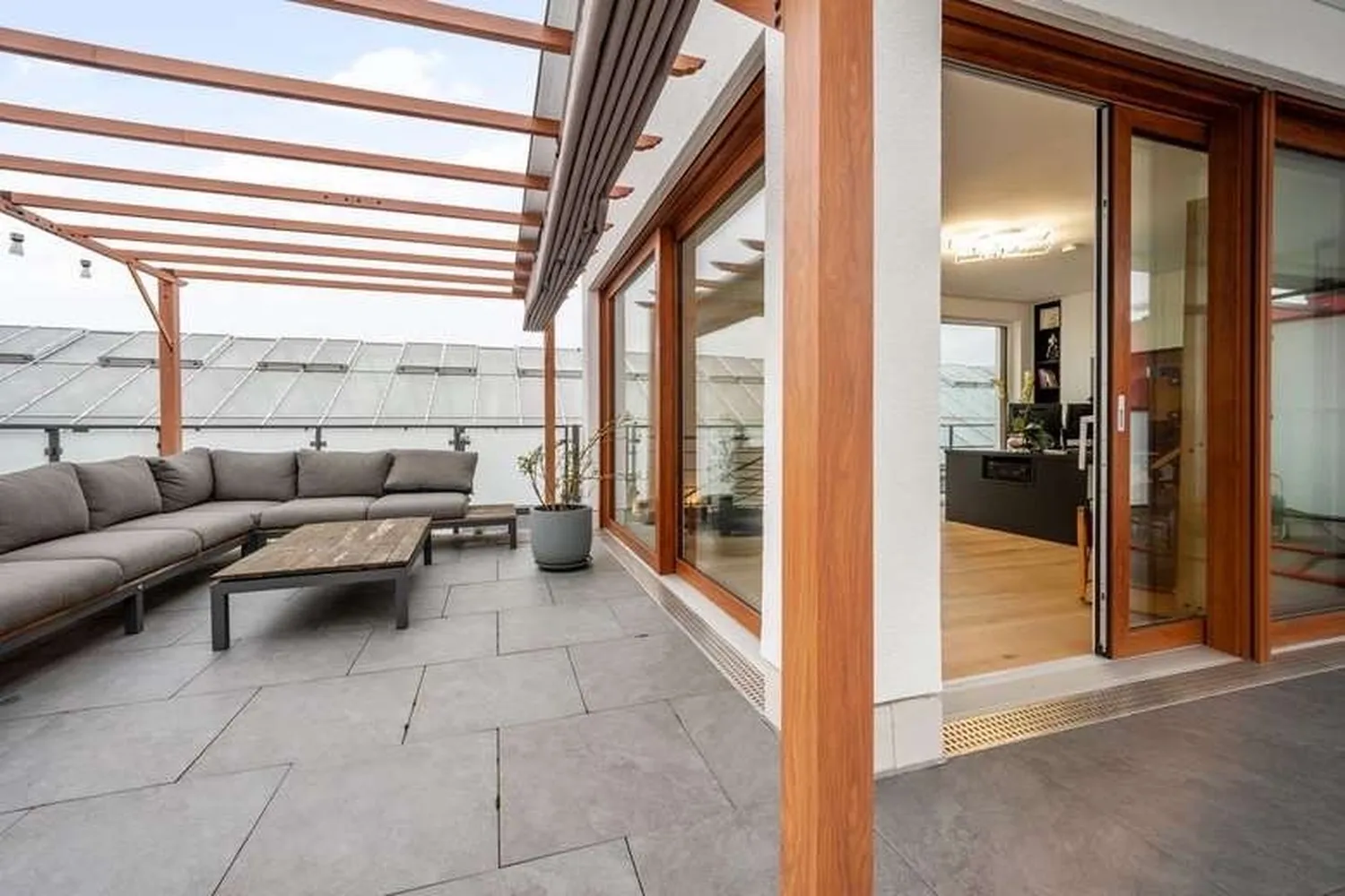 6 Zimmer Wohnung mit 180 m² in Frankfurt am Main – Bild 1