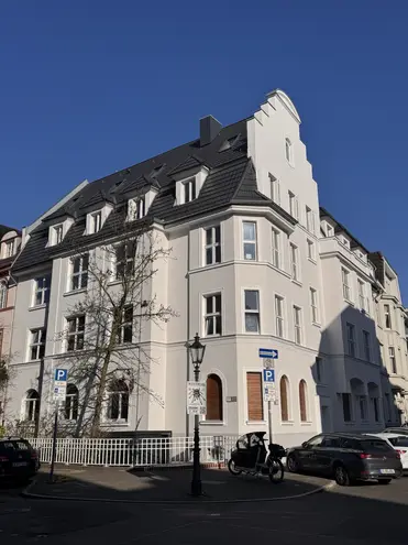 8 Zimmer Wohnung mit 202 m² in Düsseldorf – Bild 1