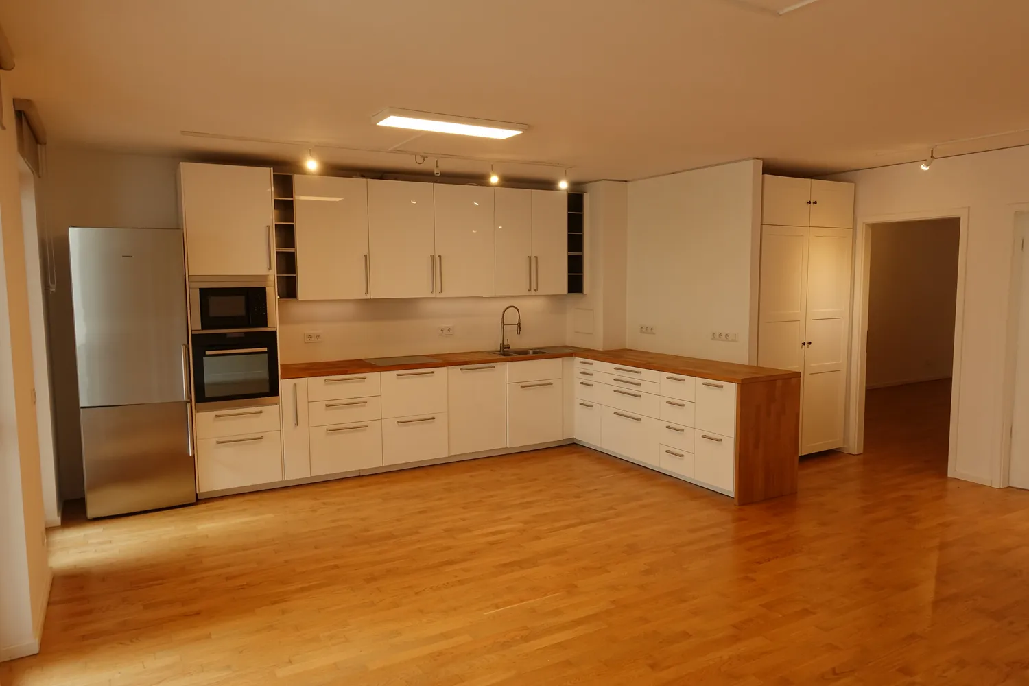 5 Zimmer Wohnung mit 145 m² in Frankfurt am Main – Bild 1
