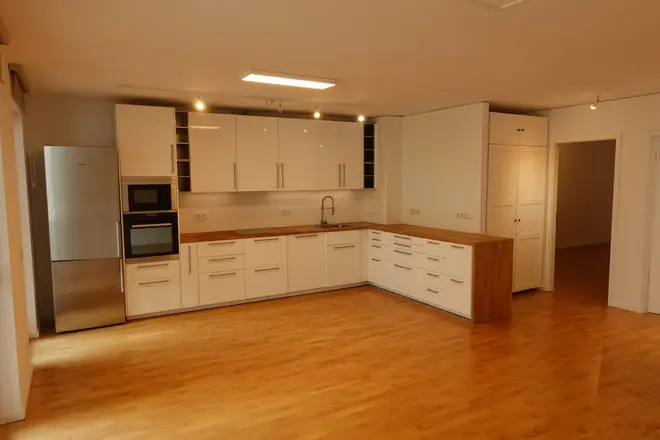 5 Zimmer Wohnung mit 145 m² in Frankfurt am Main – Bild 1