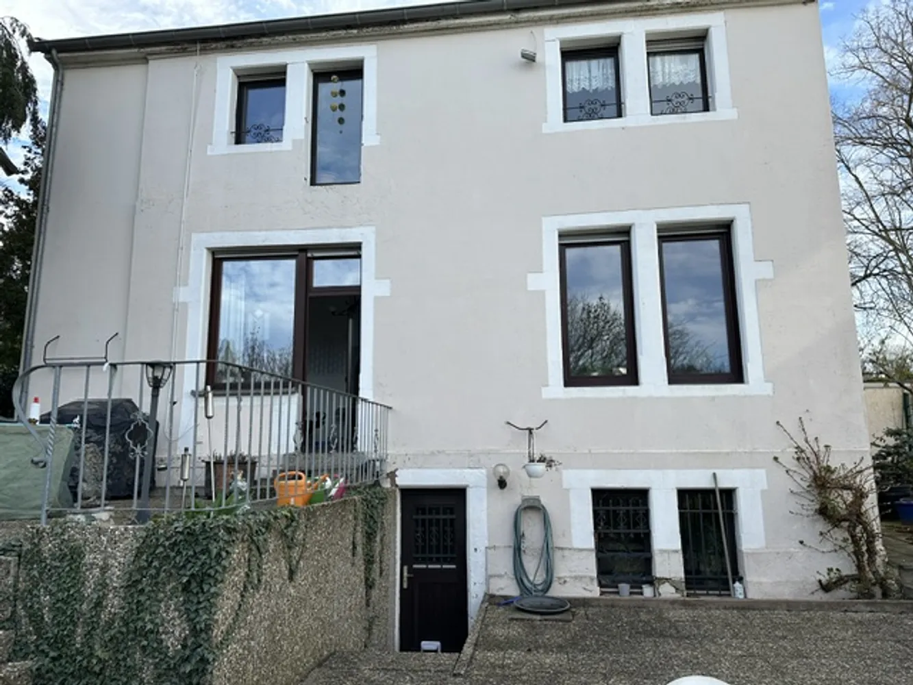8 Zimmer Haus mit 240 m² in Saarbrücken – Bild 1