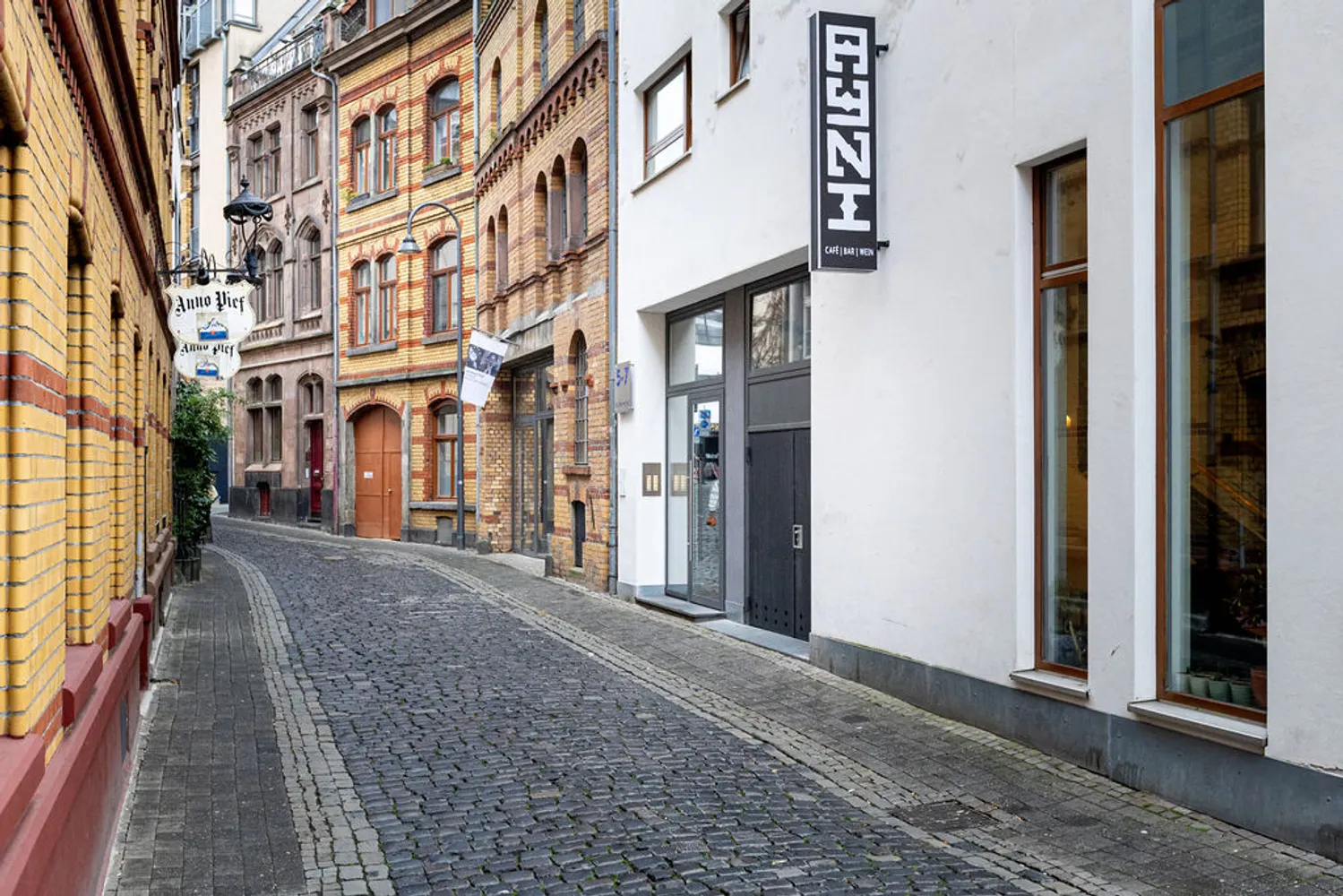 2 Zimmer Wohnung mit 100 m² in Köln – Bild 1