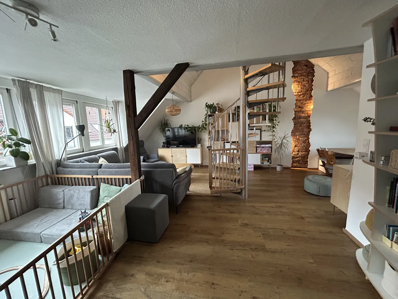 4 Zimmer Wohnung mit 93 m² in Karlsruhe – Bild 1