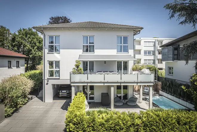 8 Zimmer Haus mit 250 m² in Wiesbaden – Bild 1