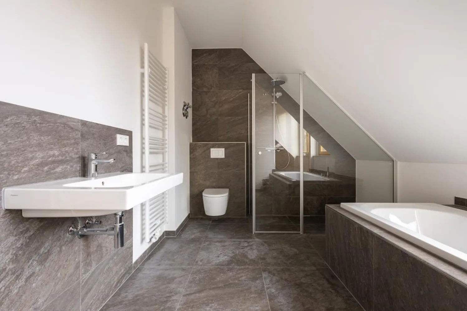 5 Zimmer Wohnung mit 186 m² in Gera – Bild 1