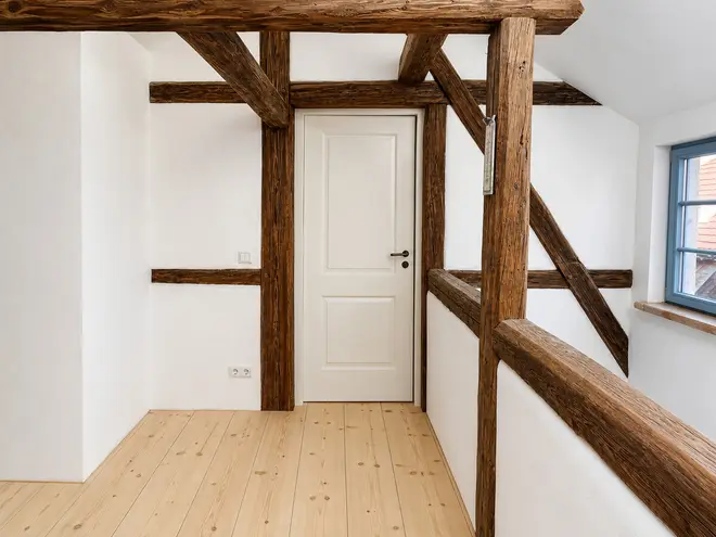 8 Zimmer Wohnung mit 217 m² in Dresden – Bild 1