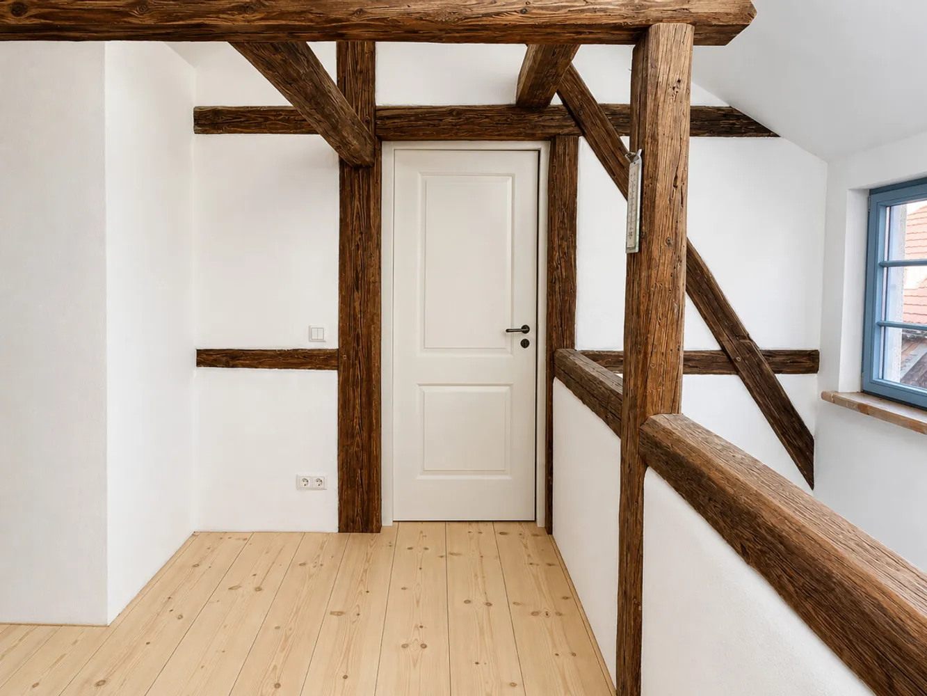 8 Zimmer Wohnung mit 217 m² in Dresden – Bild 1