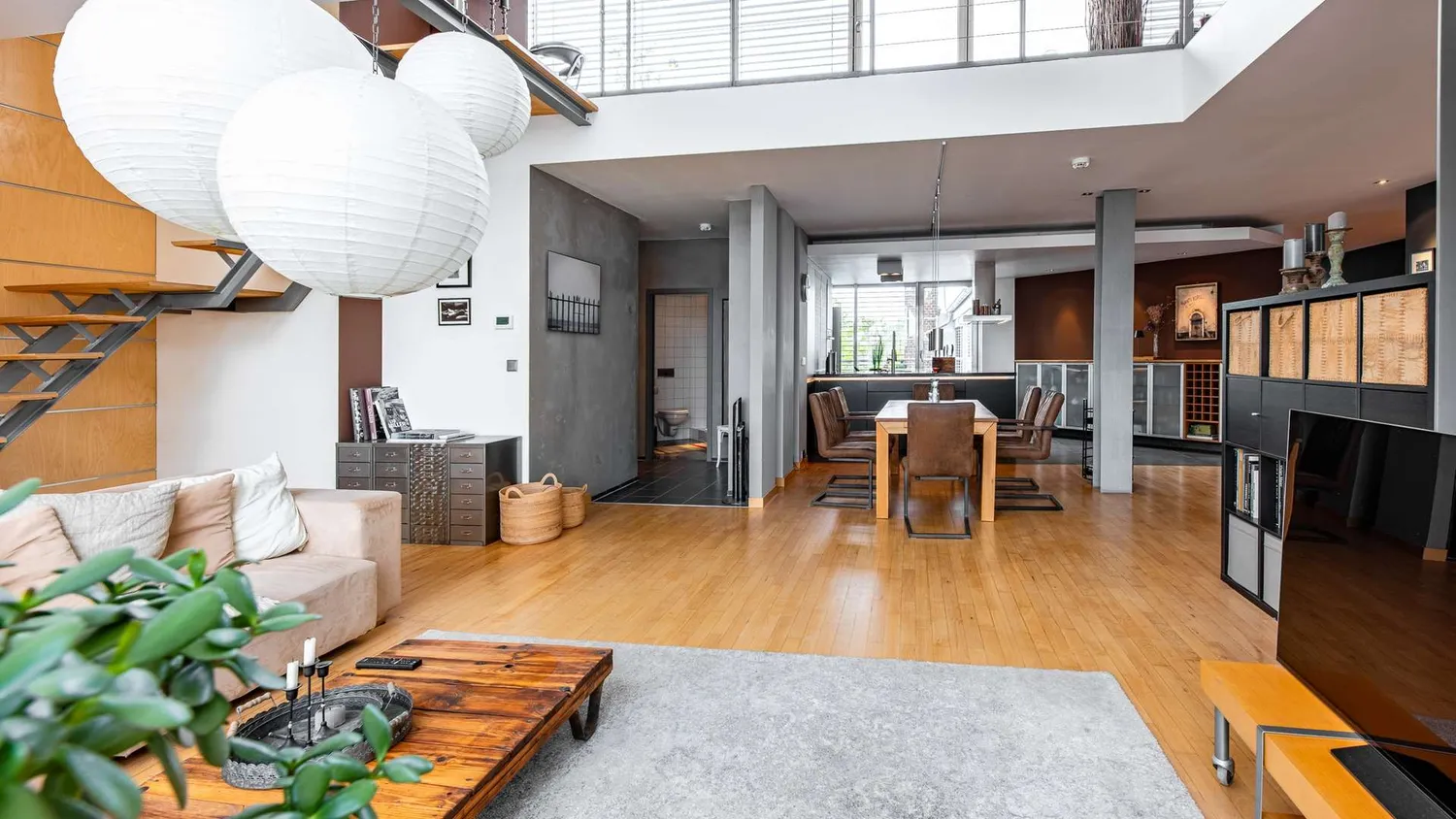 2 Zimmer Wohnung mit 185 m² in Berlin – Bild 1