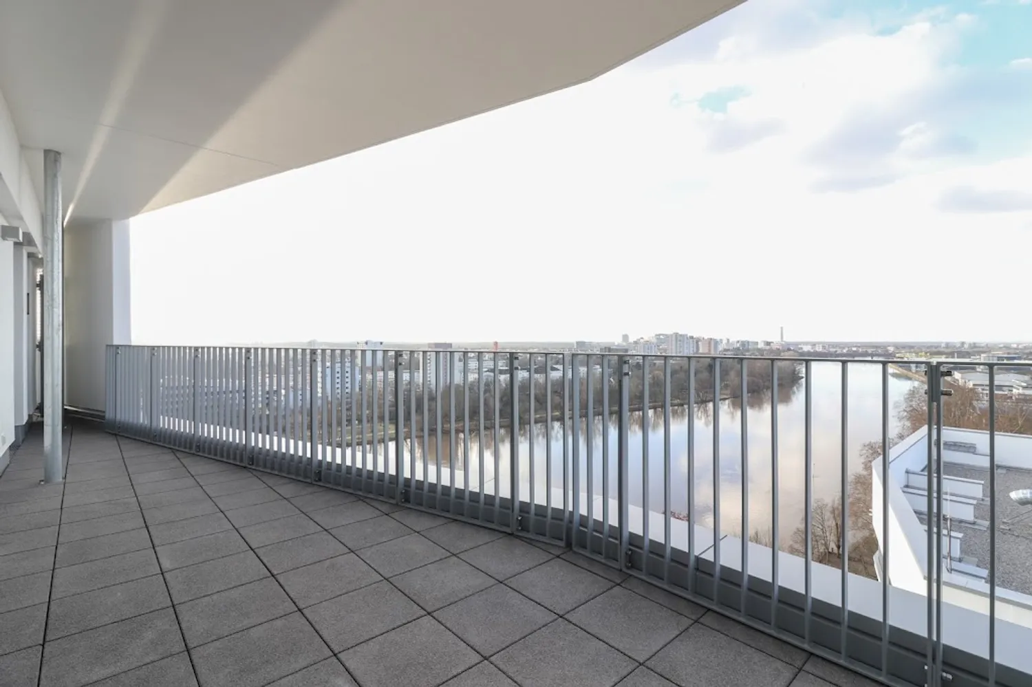 2 Zimmer Wohnung mit 79 m² in Frankfurt am Main – Bild 1