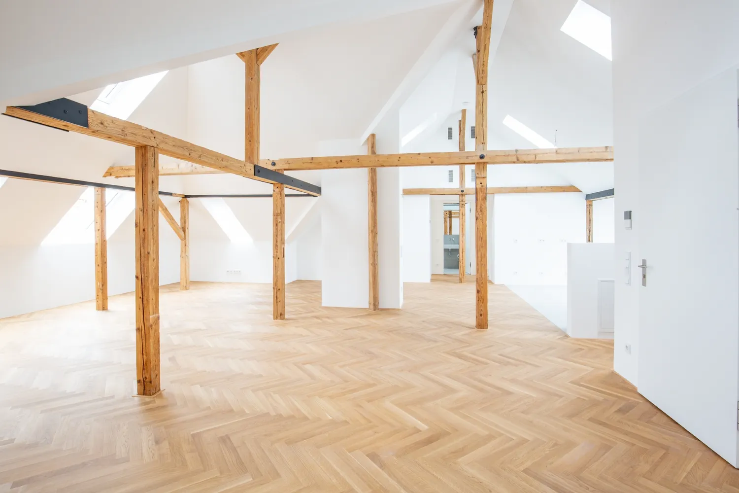 4 Zimmer Wohnung mit 165 m² in München – Bild 1