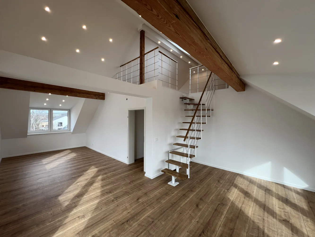 4 Zimmer Wohnung mit 110 m² in Wiesbaden – Bild 1