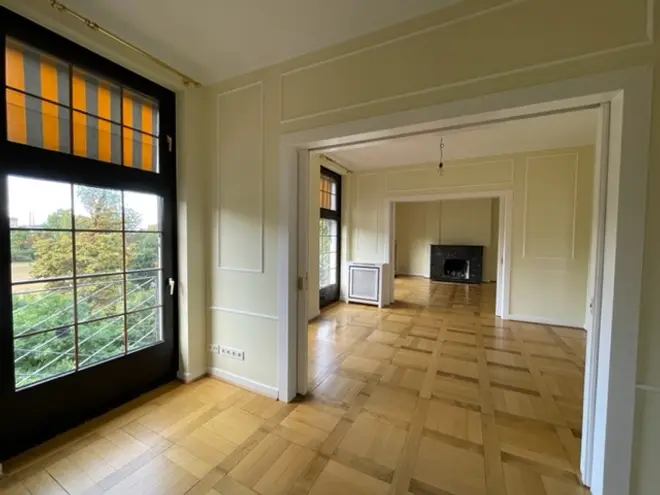 7 Zimmer Wohnung mit 137 m² in Düsseldorf – Bild 2
