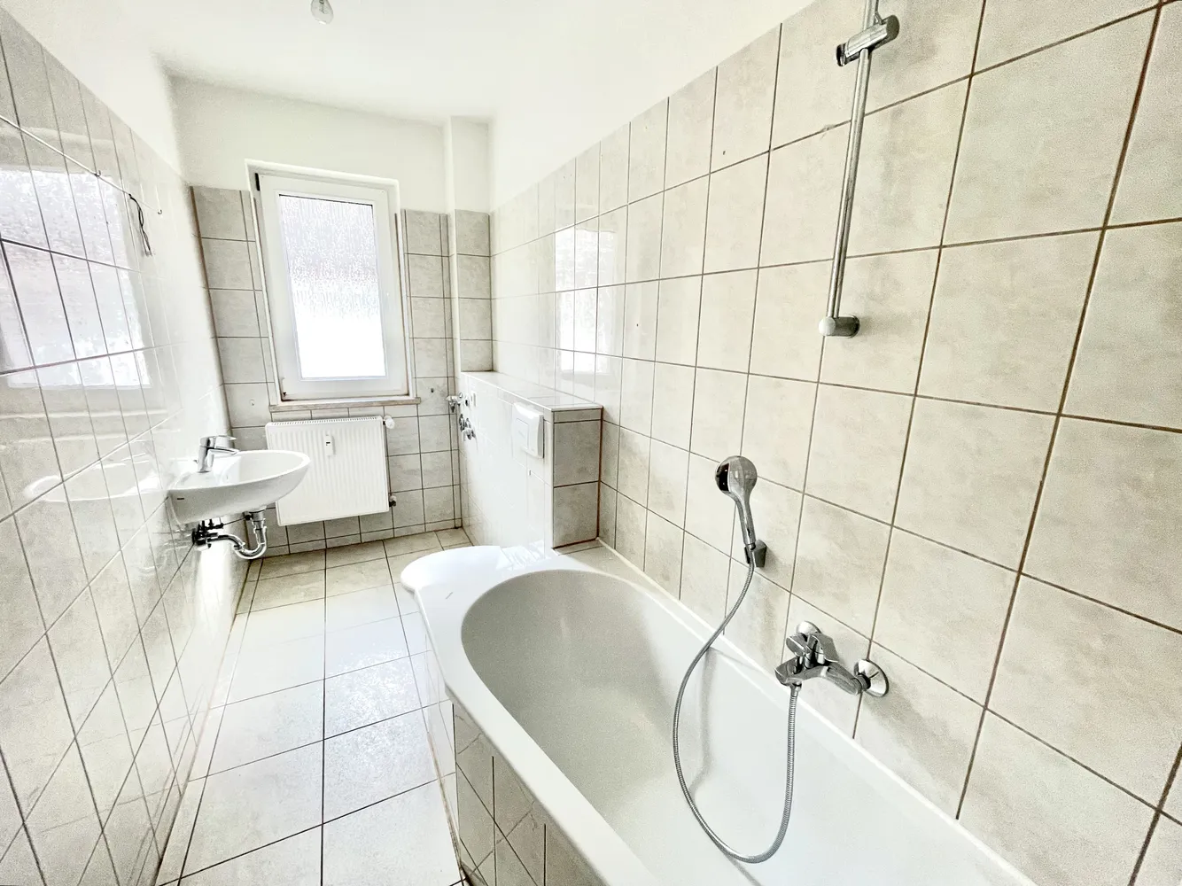 2 Zimmer Wohnung mit 70 m² in Bitterfeld-Wolfen – Bild 2