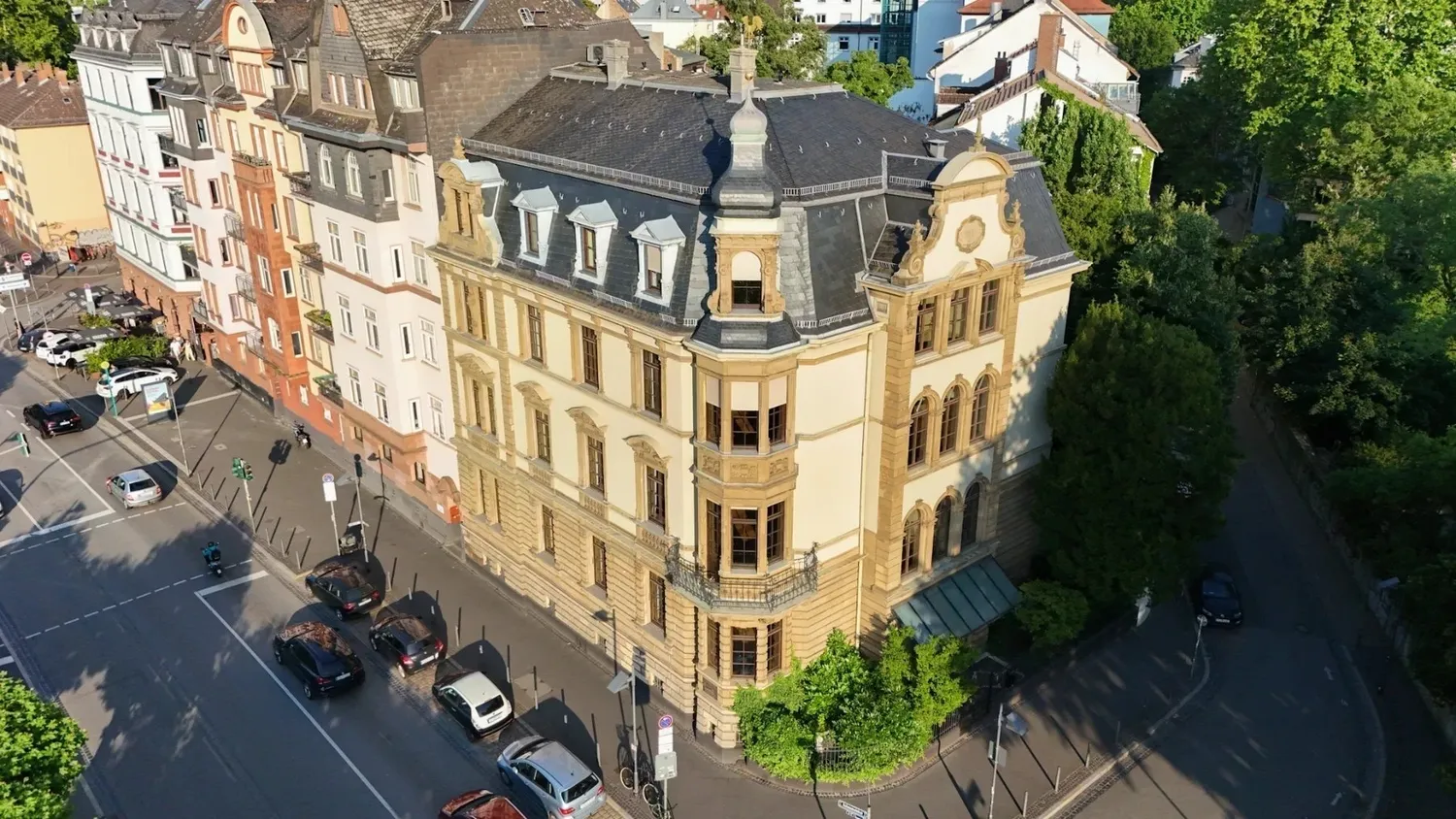7 Zimmer Wohnung mit 347 m² in Frankfurt am Main – Bild 1