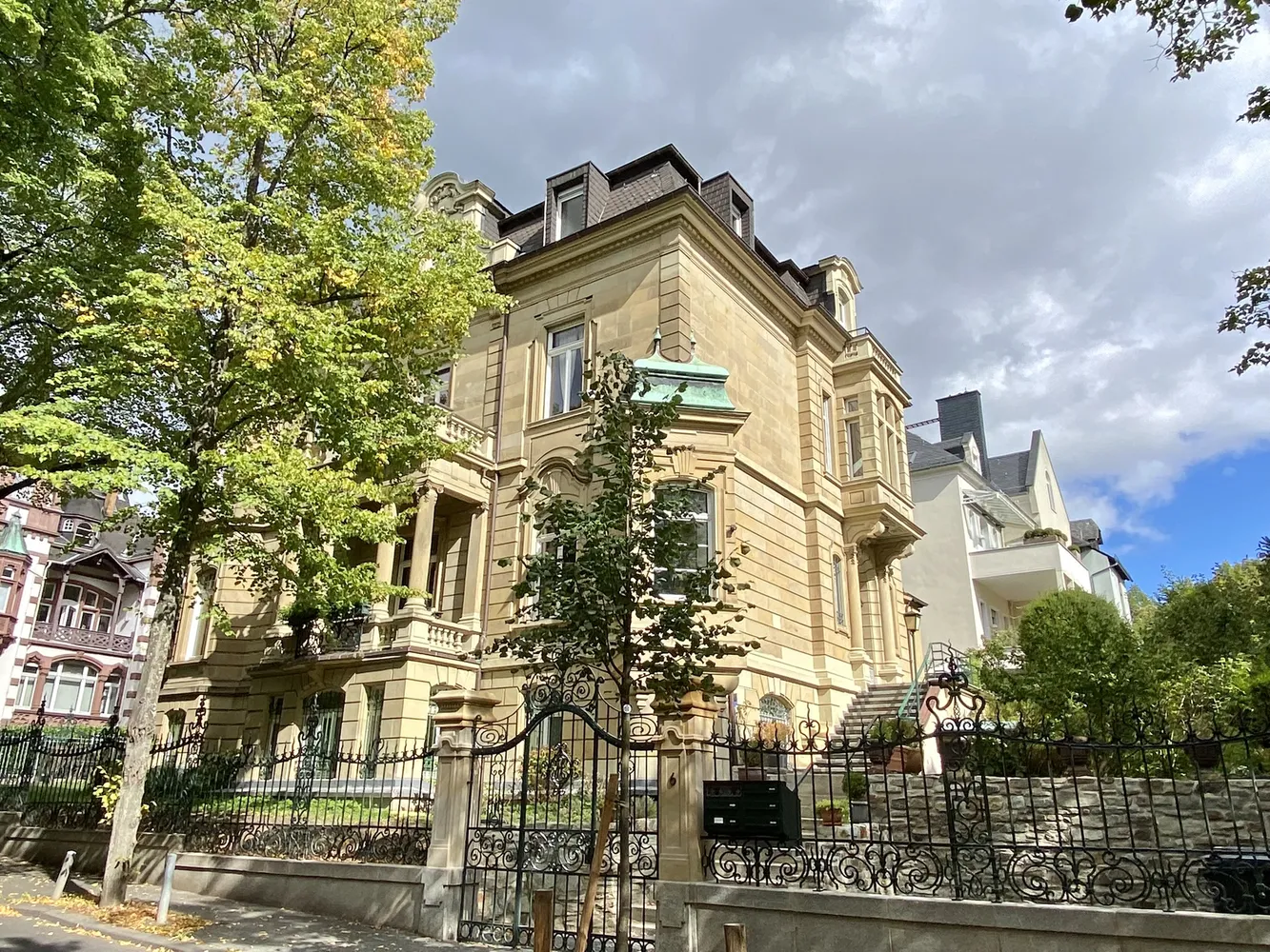 6 Zimmer Wohnung mit 150 m² in Wiesbaden – Bild 1