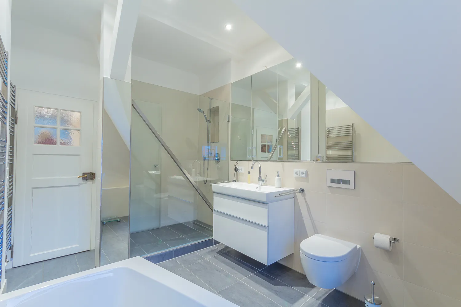 4 Zimmer Wohnung mit 200 m² in München – Bild 12