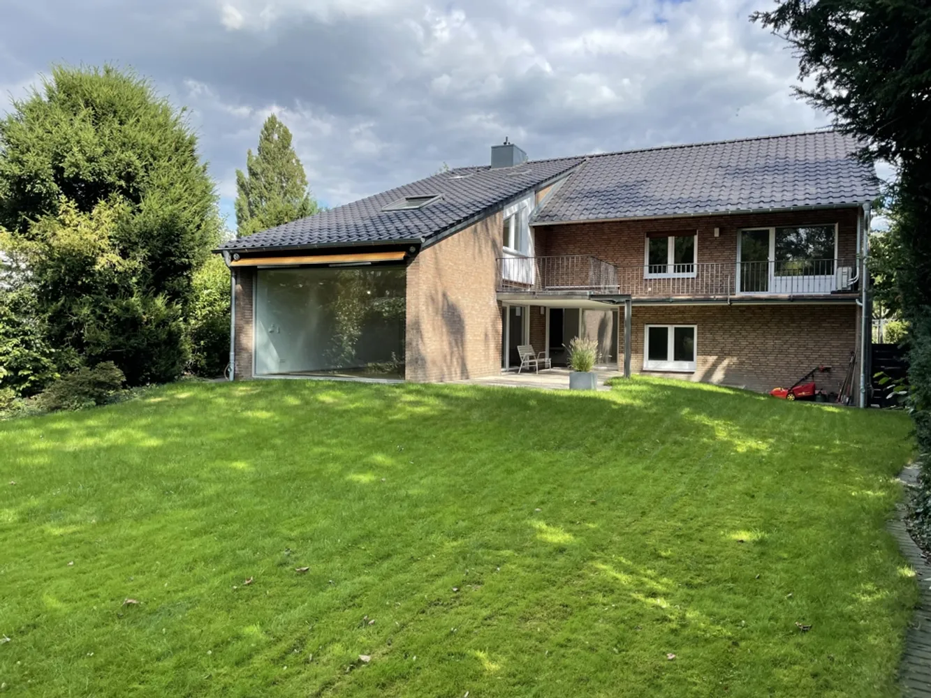 7 Zimmer Haus mit 285 m² in Krefeld – Bild 1