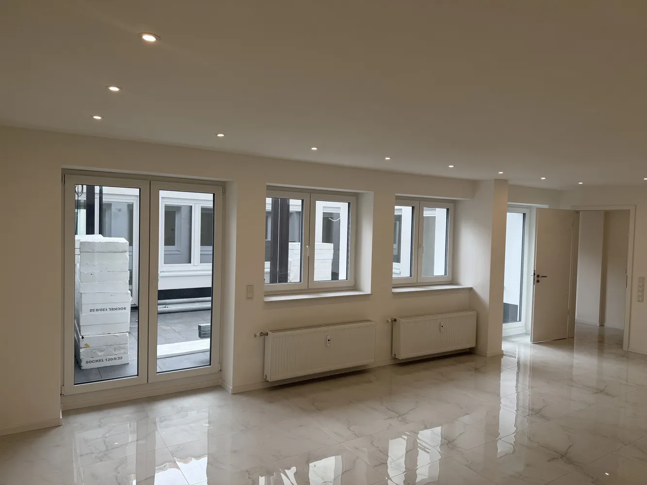 8 Zimmer Wohnung mit 328 m² in Düsseldorf – Bild 2