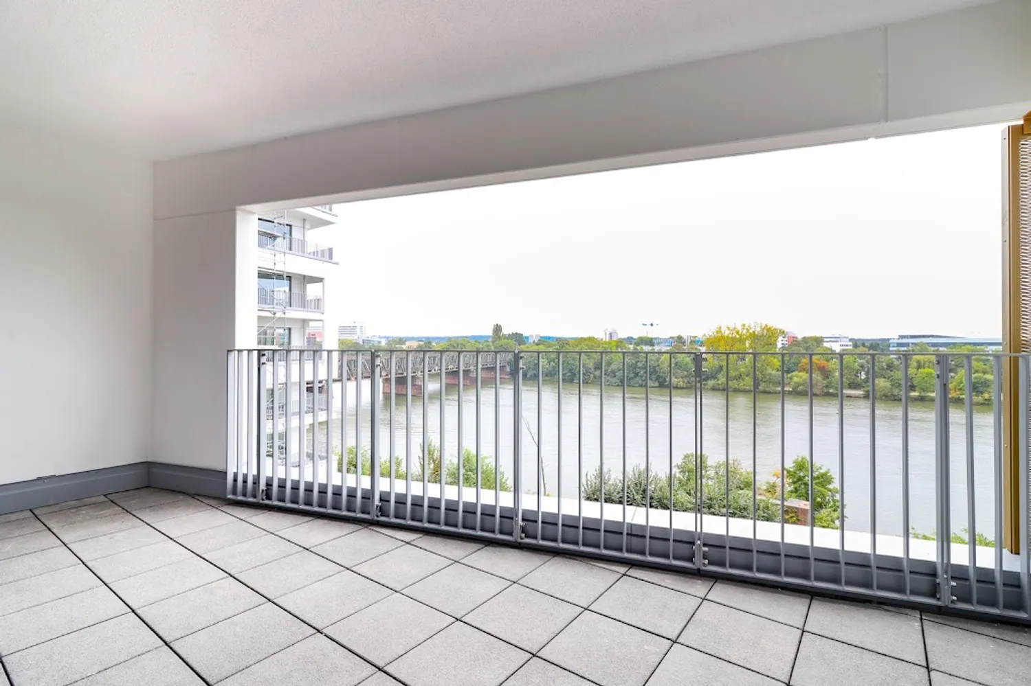 4 Zimmer Wohnung mit 139 m² in Frankfurt am Main – Bild 1
