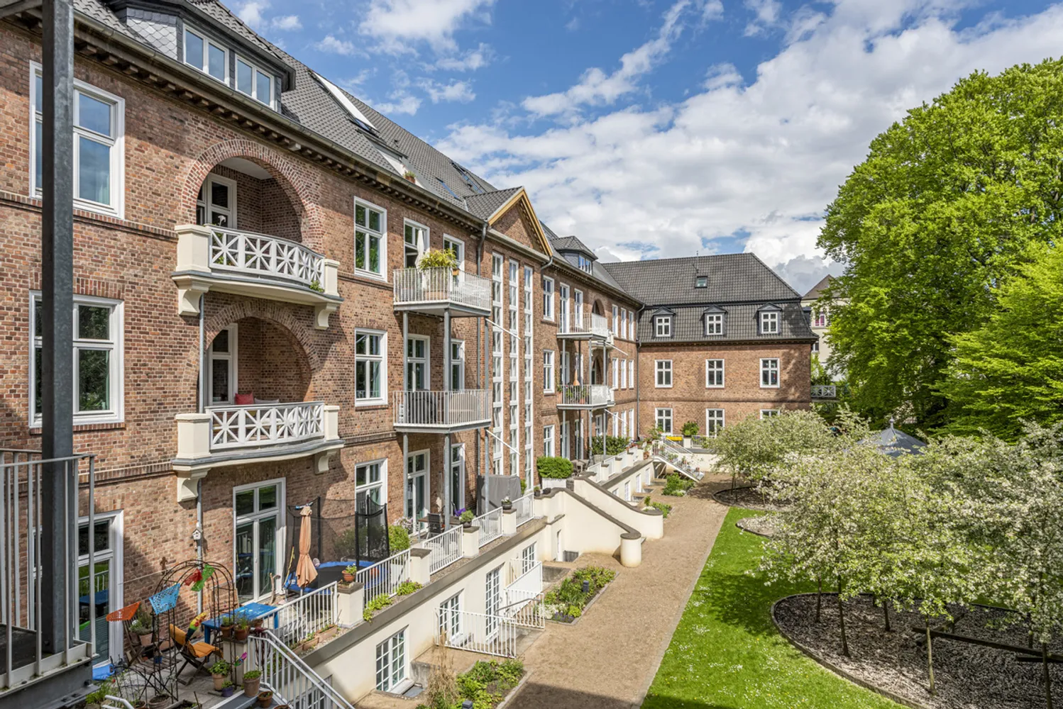 6 Zimmer Wohnung mit 238 m² in Hamburg – Bild 3