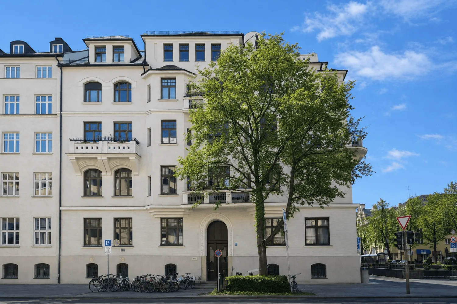 5 room apartment with 190 m² in Munich – Photo 1