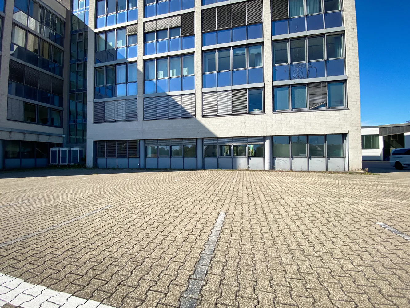 3 Zimmer Wohnung mit 130 m² in Karlsruhe – Bild 2