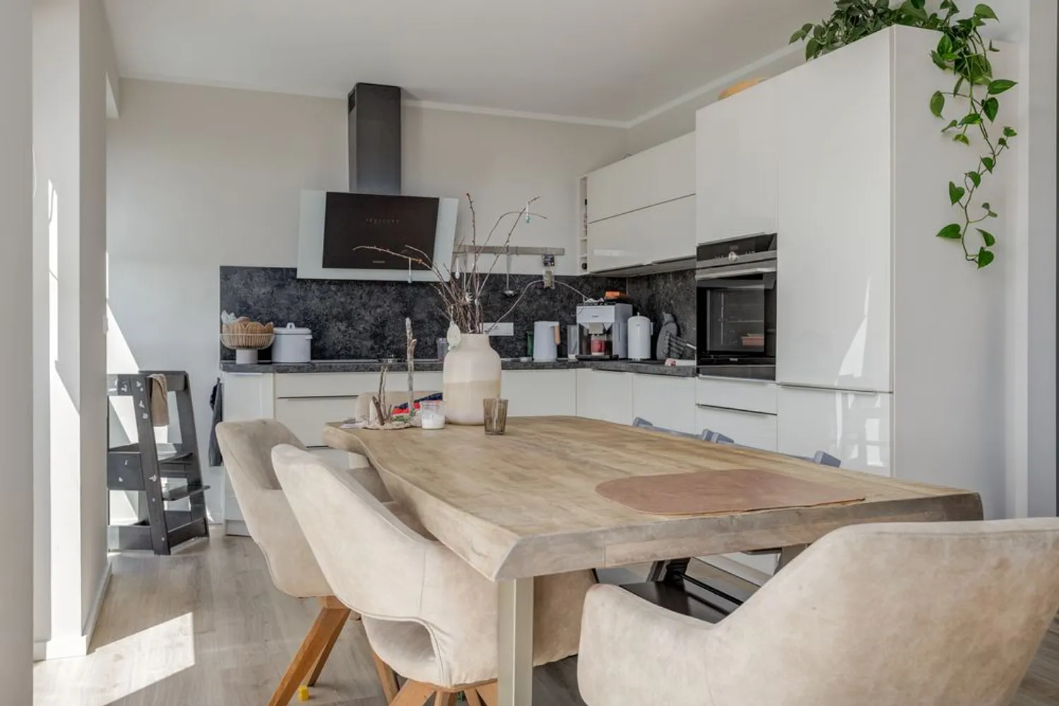 4 Zimmer Wohnung mit 163 m² in Wiesbaden – Bild 1