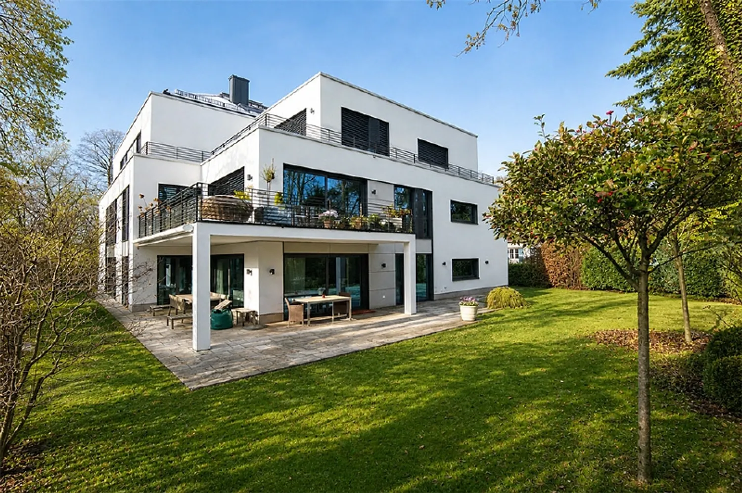 7 Zimmer Wohnung mit 302 m² in München – Bild 1