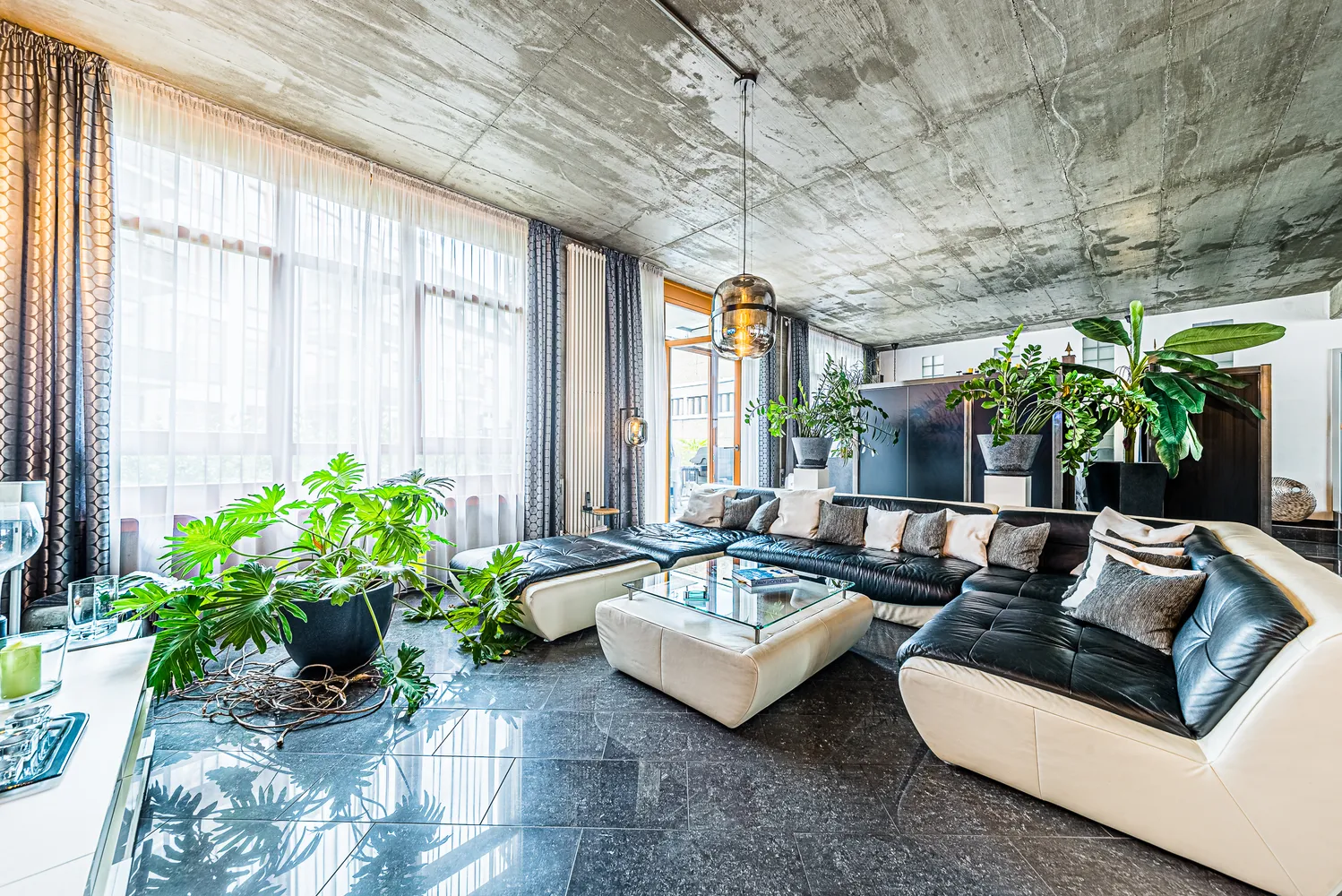2 Zimmer Wohnung mit 170 m² in Frankfurt am Main – Bild 1