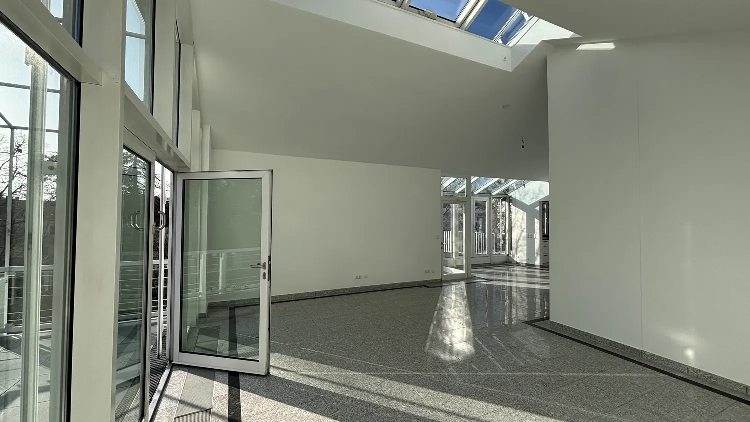 6 Zimmer Wohnung mit 236 m² in München – Bild 3