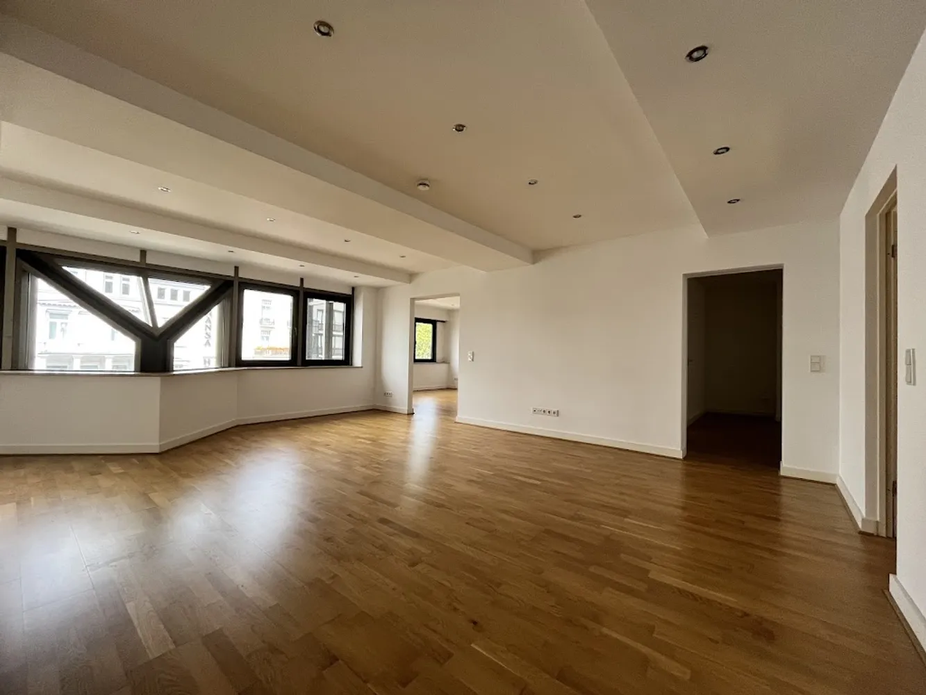 4 Zimmer Wohnung mit 160 m² in Wiesbaden – Bild 1
