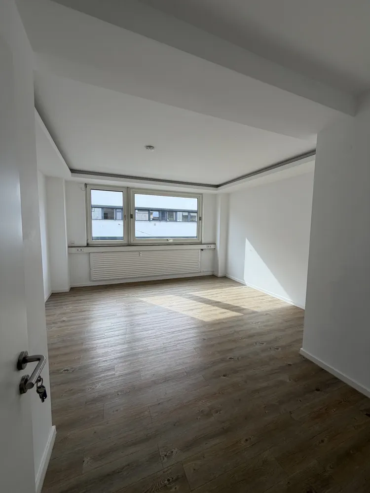 5 Zimmer Wohnung mit 179 m² in Stuttgart – Bild 1